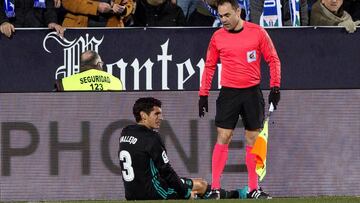 GRAF2583. LEGANÉS (MADRID), 18/01/2018.- El defensa del Real Madrid Jesús Vallejo tras lesionarse en el partido de ida de cuartos de final de la Copa del Rey que se juega esta noche ante el Leganés, en el estadio Municipal de Butarque