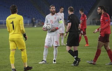 Yann Sommer adivinó y paró el primer penalti lanzado por Sergio Ramos.