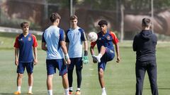 Juan Hernández, Jiménez, Fran Árbol, y Lamien Yamal en el entrenamiento de la Sub-17.