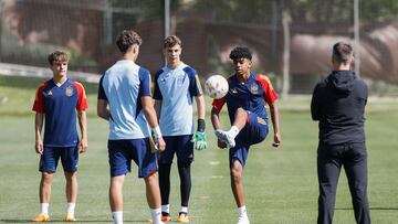 Juan Hernández, Jiménez, Fran Árbol, y Lamien Yamal en el entrenamiento de la Sub-17.