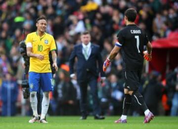 Neymar se saluda con Claudio Bravo