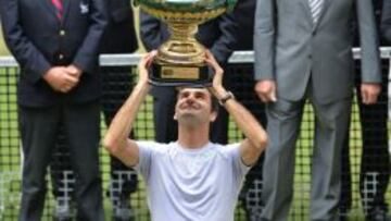 Roger Federer, con el trofeo de Halle. 