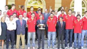 <b>FOTO OFICIAL. </b>Zapatero exhibe el trofeo de campeón de Europa junto a todos los internacionales.
