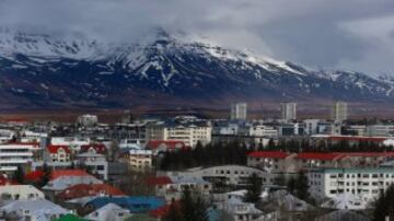 Islandia es de las naciones más cultas del planeta, al contar con un índice de alfabetización del 100%, además de que su porcentaje de universitarios es del 96%. Después de estos datos, no es extraño que sea el país con más lectores en el mundo, en proporción a su población.