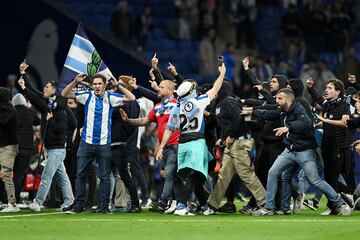 Invasión de campo de los seguidores del Espanyol cuando los jugadores del Barcelona celebraban el campeonato liguero.