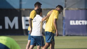 Gallego habla con Borja Iglesias en el entrenamiento del Espanyol.