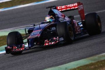 Jean-Eric Vergne piloto de Toro Rosso con el nuevo STR9 en Jerez.