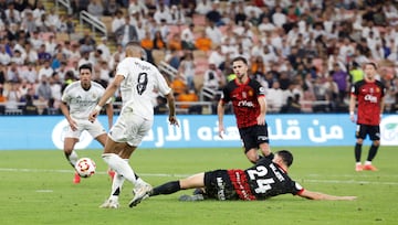 2-0. Brahim, en la frontal del área, asiste al desmarque Mbappé. El defensa eslovaco yendo al suelo, intercepta el balón para cambiar la trayectoria de la pelota y confundir a Greif.