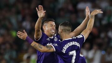 GRAF8035. SEVILLA, 18/08/2019.- El delantero del Real Valladolid CF Sergio Guardiola (d) celebra su gol, primero del equipo ante el Real Betis, durante el partido correspondiente a la primera jornada de LaLiga Santander, este domingo en el estadio Benito 