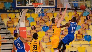 GRAFCAN3882. LAS PALMAS DE GRAN CANARIA (ESPAÑA), 13/01/2021.- Javier Beirán (2i), Aleksander Balcerowski (2d), Taylor Smith (i) y Isaiah Whitehead (d), jugadores del Herbalife Gran Canaria y del Mornar Bar, durante el partido correspondiente a la primera jornada de la ronda top 16 de la Eurocupa, que ambos equipos han disputado este miércoles en el Gran Canaria Arena. EFE/Ángel Medina G.