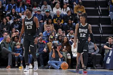 Ja Morant y Jaren Jackson durante un partido ante los Oklahoma City Thunder esta temporada.