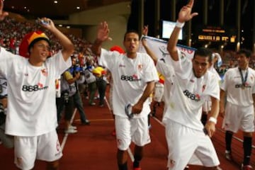 Alves bailando junto a sus compatriotas Adriano y Luis Fabiano tras ganar en Mónaco la Supercopa al Barcelona por 3 a 0.