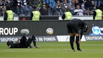 Jugadores del Eintracht desolados.