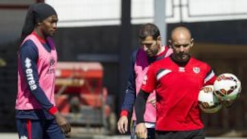 TRABAJO. Paco, ayer en la sesión junto a Manucho y Trashorras.