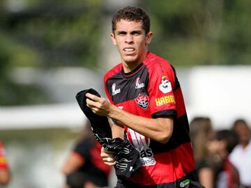 El futbolista brasile?o destac¨® en diferentes clubes modestos antes de llegar al Vitoria de Bah¨ªa. Equipo donde hizo su debut profesional.