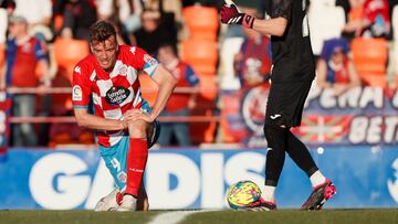 Manu Barreiro, levant¨¢ndose del suelo en un partido del Lugo.