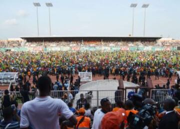 El público invadió el estadio Felix Houphouet-Boigny tras el encuentro de clasificación para la Copa Africana entre Costa de Marfil y Camerún.