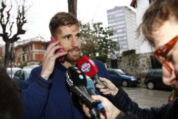 Fernando Torres recibió la visita de Raúl Albentosa, jugador del Deportivo de la Coruña, antes de abandonar el hospital.