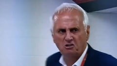 El entrenador de Kosovo llega al túnel gritando de todo... y entonces ve la cámara: genio