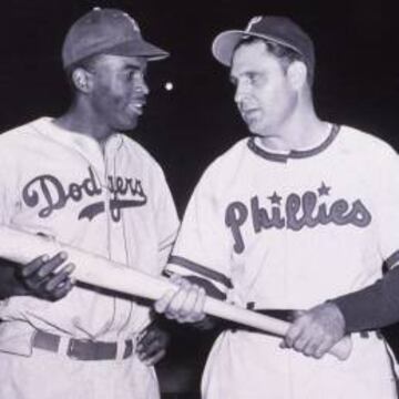 La icónica foto de la 'reconciliación' entre Jackie Robinson y el técnico de los Phillies, Ben Chapman.
