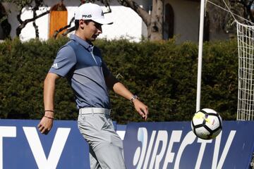 El golfista chileno Joaquin Niemann realiza visita a un entrenamiento del equipo de futbol de Universidad Catolica en el estadio San Carlos de Apoquindo de Santiago, Chile.