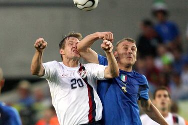 El italiano Daniele de Rossi fue sancionado con cuatro partidos de suspensión por el codazo que le dio en la cara al estadounidense Brian McBride, durante el encuentro que ambas selecciones disputaron, el 17 de junio de 2006, en la primera fase del Mundial.
