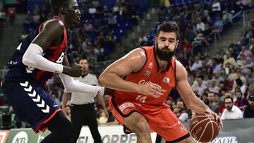 GRA571. VITORIA, 30/05/2017.- El pivot montenegrino del Valencia Basket, Bojan Dubljevic (d) intenta superar al pivot del Baskonia Ilimane Diop, en el primer partido de semifinales de la liga ACB de baloncesto que se disputa en el Fernando Buesa Arena de Vitoria. EFE/ADRIÁN RUIZ DE HIERRO