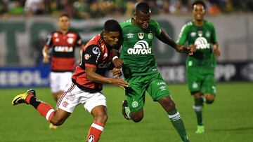 Orlando Berr&iacute;o lucha un bal&oacute;n con un defensa de Chapecoense.