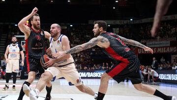 Milan (Italy), 19/12/2019.- Valencia Baskets Quino Colom (C) &Ntilde;d&Ntilde; Ax Armani Exchange Milan?s Sergio Rodriguez (L) and his teammate Vladimir Micov during their Euroleague basketball match at the Assago Forum, Milan, Italy, 19 December 2019. (Baloncesto, Euroliga, Italia) EFE/EPA/MATTEO BAZZI