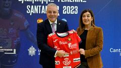 Francisco Blázquez y la presidenta de Cantabria, María José Sáenz de Buruaga, muestras la publicidad Lebaniega en la camiseta.