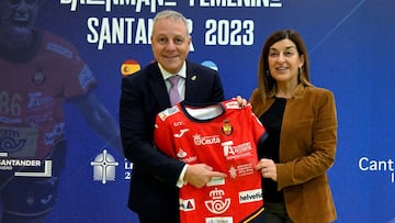 Francisco Bl¨¢zquez y la presidenta de Cantabria, Mar¨ªa Jos¨¦ S¨¢enz de Buruaga, muestras la publicidad Lebaniega en la camiseta.