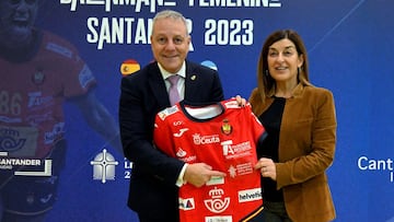 Francisco Blázquez y la presidenta de Cantabria, María José Sáenz de Buruaga, muestras la publicidad Lebaniega en la camiseta.