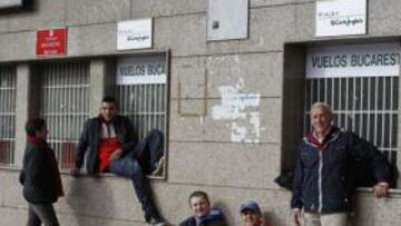 <b>LOS PRIMEROS. </b>Aficionados rojiblancos que serán hoy los primeros en comprar su entrada para ir a Bucarest.