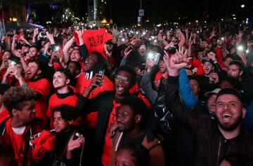 Los seguidores de Toronto Raptors salieron a las calles de la capital de la provincia de Ontario para celebrar por todo lo alto la consecución del anillo de la NBA tras derrotar en las finales a Golden State Warriors. 