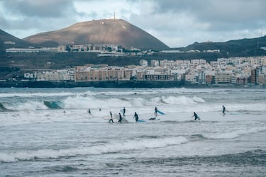 De los bancos de arena al fondo volcánico: el paddle surf profesional en Las Palmas