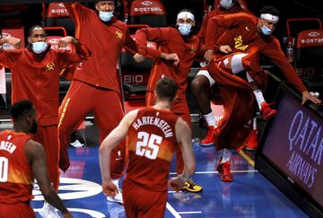 La NBA no atraviesa su mejor momento por la COVID: son seis partidos suspendidos desde el pasado domingo para siete en total esta temporada. Sin embargo, aún hay tiempo para la celebración y la alegría como muestra el banquillo de Denver Nuggets (protegido con mascarillas) tras una canasta de Isaiah Hartenstein frente a Brooklyn.