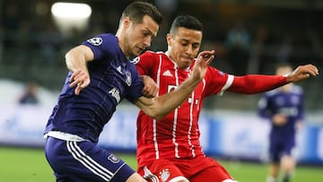 Thiago Alcantara pelea un bal&oacute;n con un jugador del Anderlecht.