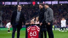 Luis Aragonés hijo (izquierda) junto al Cholo y tres de sus hijos, Gio, Valentina y Francesca, el sábado en el Metropolitano en el homenaje al entrenador, que superaba a Luis en partidos al frente del Atlético.