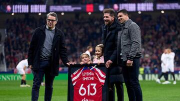 Luis Aragonés hijo (izquierda) junto al Cholo y tres de sus hijos, Gio, Valentina y Francesca, el sábado en el Metropolitano en el homenaje al entrenador, que superaba a Luis en partidos al frente del Atlético. "Mi padre estaría orgulloso de dónde está el Atlético del Cholo".