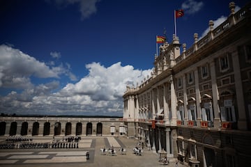Vista panorámica del patio de armas del Palacio Real, donde la Familia Real fue, hoy, testigo de excepción del acto de relevo de la Guardia Real.