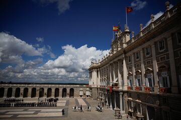 Vista panorámica del patio de armas del Palacio Real, donde la Familia Real fue, hoy, testigo de excepción del acto de relevo de la Guardia Real.