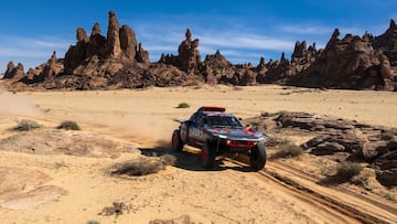 Team Audi Sport's Spanish driver Carlos Sainz and his Spanish co-driver Lucas Cruz steer their car during stage 9 of of the Dakar rally 2024 between Hail and Al-Ula, Saudi Arabia, on January 16, 2024. (Photo by PATRICK HERTZOG / AFP)