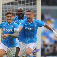 El Nápoles no suelta el liderato