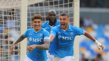 Giovanni Di Lorenzo celebra un gol con Romelu Lukaku y Alessandro Buongiorno.