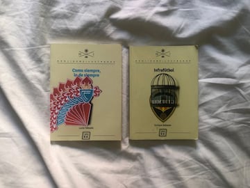 Más de fútbol. Toda la colección de Hoolingans Ilustrad@s es deliciosa. El equipo de fútbol contada desde el yo de grandes firmas. Jabois escribe del Madrid, Enric González del Espanyol, Rodrigálvarez del Athletic, Agredano del Córdona y un largo etcétera. 'Como siempre lo de siempre' de Lucía Taboada (sobre el Celta) e 'Infrafútbol' de Enrique Ballester (Castellón), los dos editados en los últimos a?os, son de los más vendidos. No extra?a. Resultan dos joyas. Cortos, precisos, tama?o bolsillo, muy muy grandes.