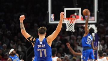 Exhibici車n absoluta del esloveno en Arizona, que consigue la tercera anotaci車n m芍s alta del d赤a de Navidad y destroza a los Suns. Durant y Booker, sin respuestas.