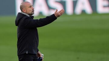MADRID, 30/01/2021.- El entrenador del Levante Paco López, durante el partido contra el Real Madrid, en la jornada 21 de LaLiga Santander, disputado este sábado en el estadio Alfredo Di Stéfano en Madrid. EFE/Kiko Huesca
