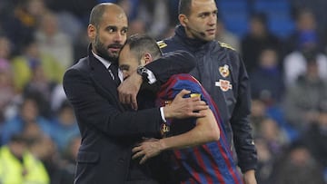 Pep Guardiola y Andr&eacute;s Iniesta, durante un partido del Barcelona.