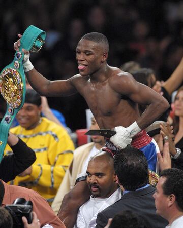 Floyd Mayweather se enfrentaba a Jes迆s Ch芍vez en noviembre de 1997 en el Bill Graham Civic Auditorium de San Francisco por el CMB superpluma. El mexicano no era un rival f芍cil, fue campe車n del mundo en dos divisiones de peso, del CMB pluma del 2003 al 2004 y FIB ligero del 2005 al 2007.
Mayweather volvi車 a lucirse y a demostrar que no tiene rivales sobre el ring. La superioridad fue tan evidente que la esquina de Ch芍vez tir車 la toalla en el noveno asalto por el bien de su boxeador. El estadounidense defend赤a su cintur車n sin problema alguno para demostrar que era el rey.