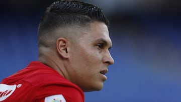 AME465. CALI (COLOMBIA), 15/02/2025.- El jugador colombiano Juan Fernando Quintero de América de Cali, reacciona durante un partido de la liga colombiana ante Santa Fe este sábado, en el estadio Pascual Guerrero en Cali (Colombia). Quintero debutó luego de llegar transferido del Racing Club de Argentina. EFE/ Ernesto Guzmán